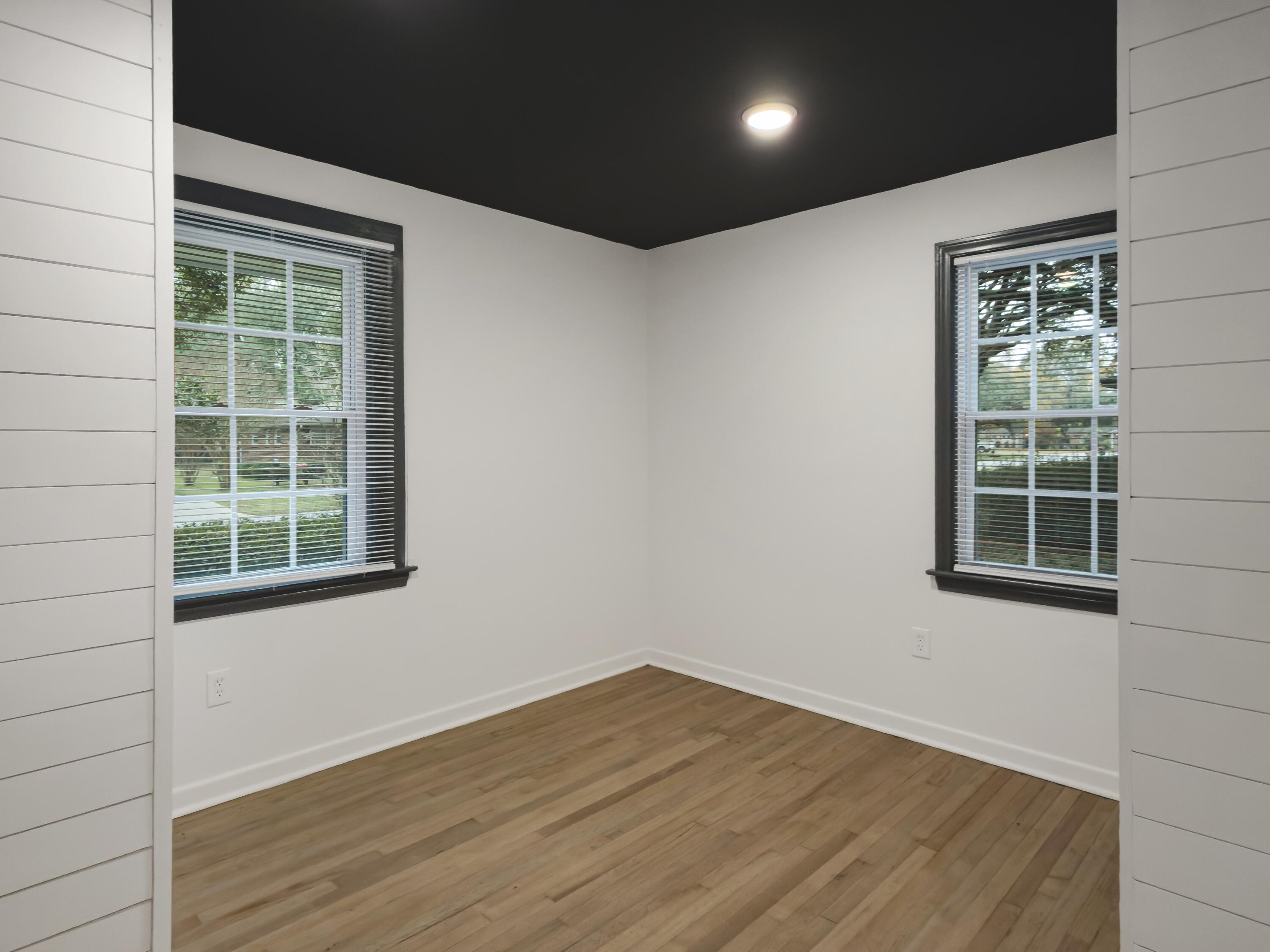 2632 Ridgewood Avenue