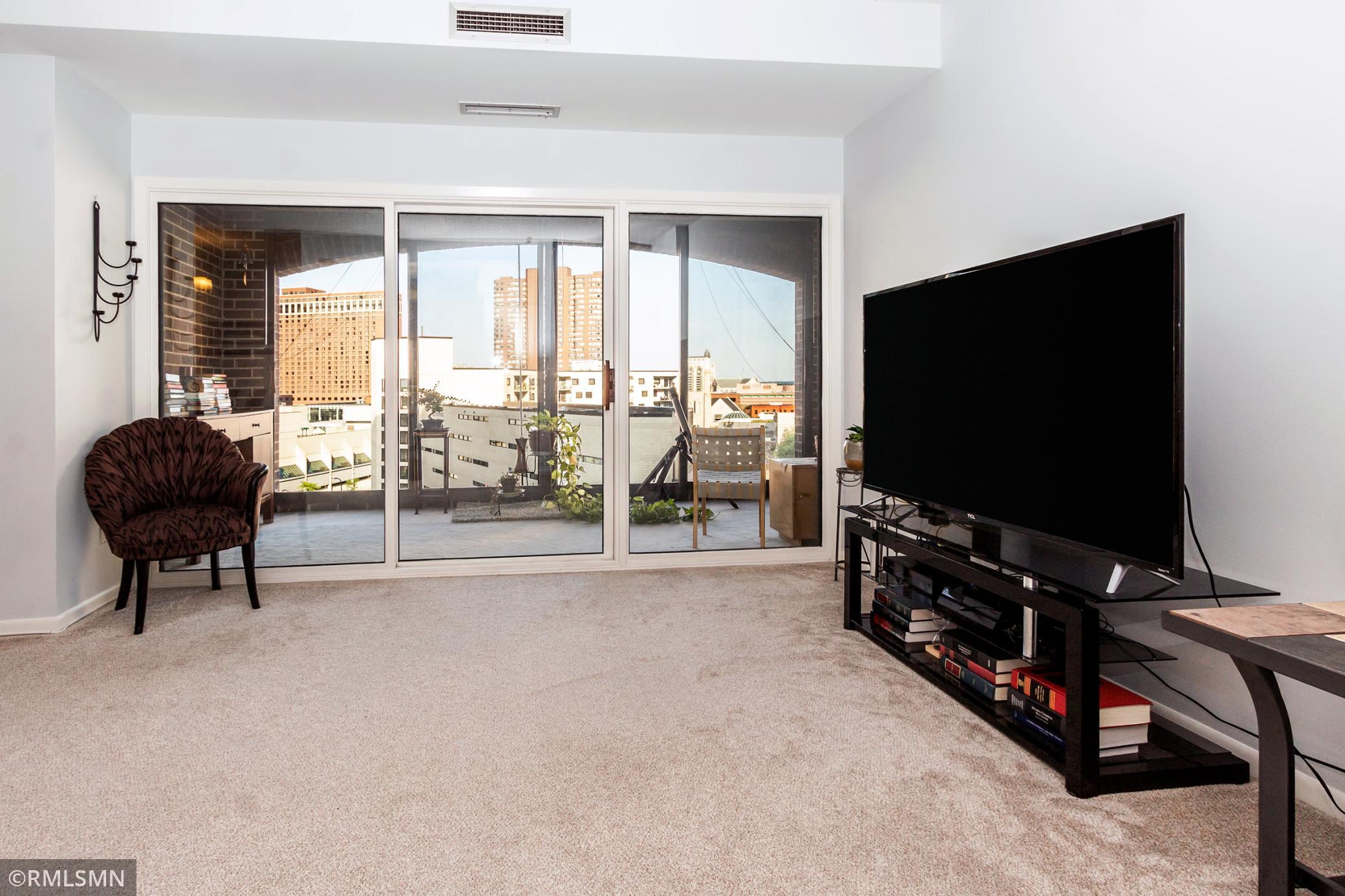 1201 Yale Place Unit: 707