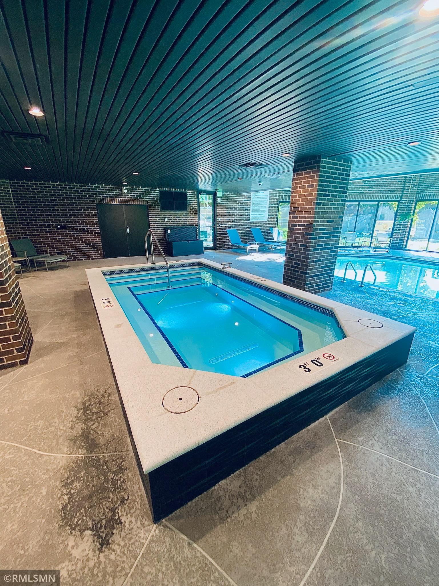 1201 Yale Place Unit: 707