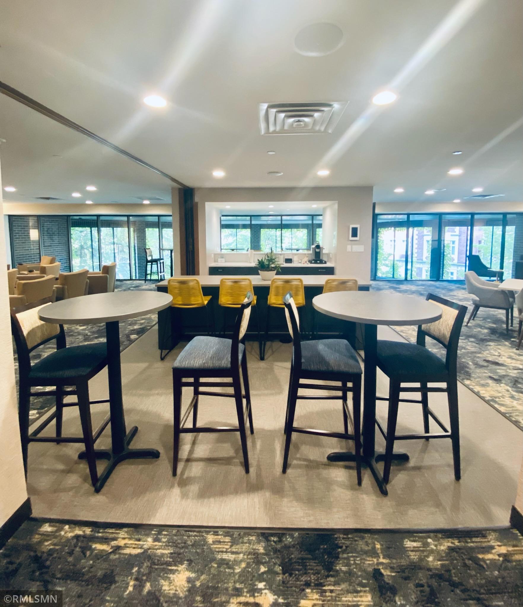 1201 Yale Place Unit: 707