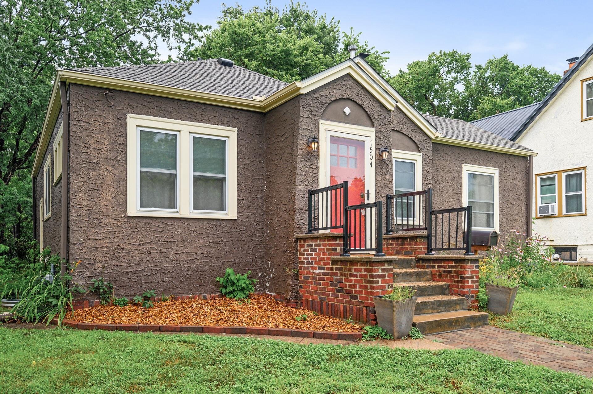 1504 Washburn Avenue N