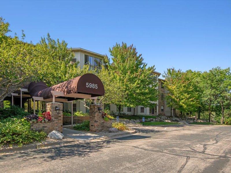 5985 Rowland Road Unit: 301