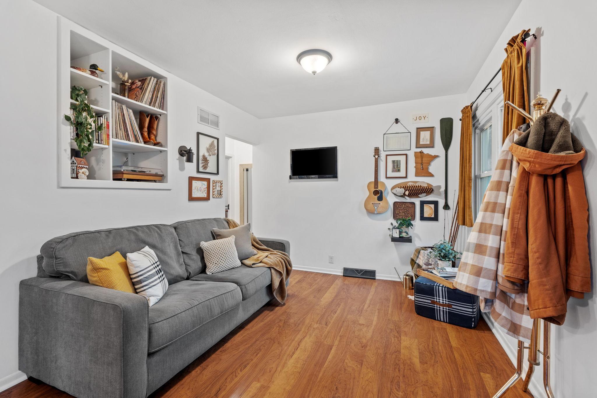 10825 Russell Avenue S