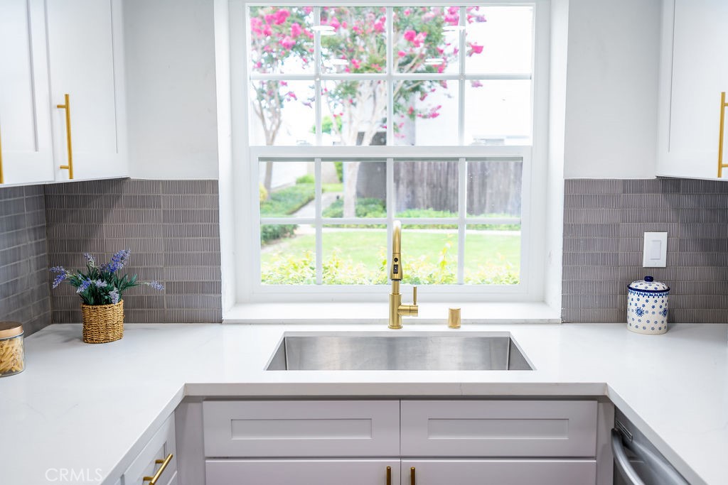 936 W 18th Street 13