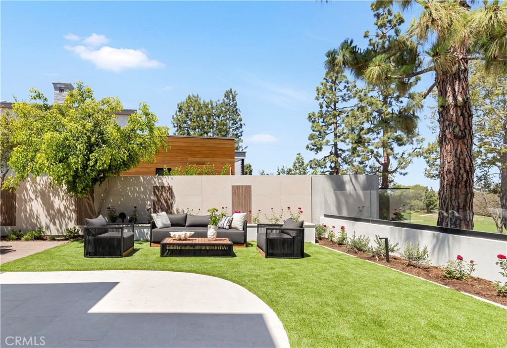 6 Pinehurst Ln