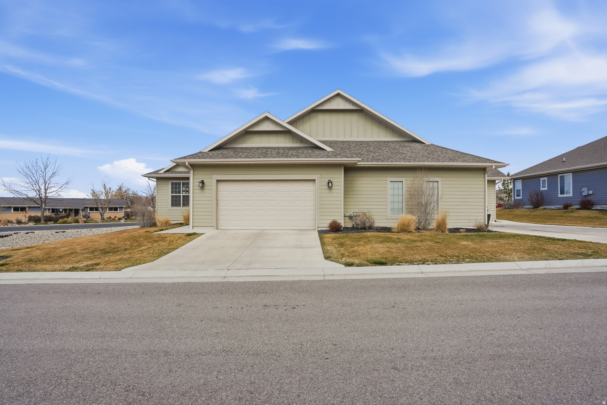 583 E GLENPOINT CT