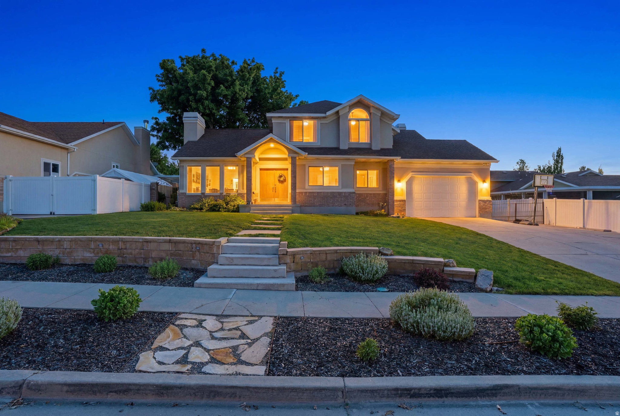104 E CLEAR CREEK DR