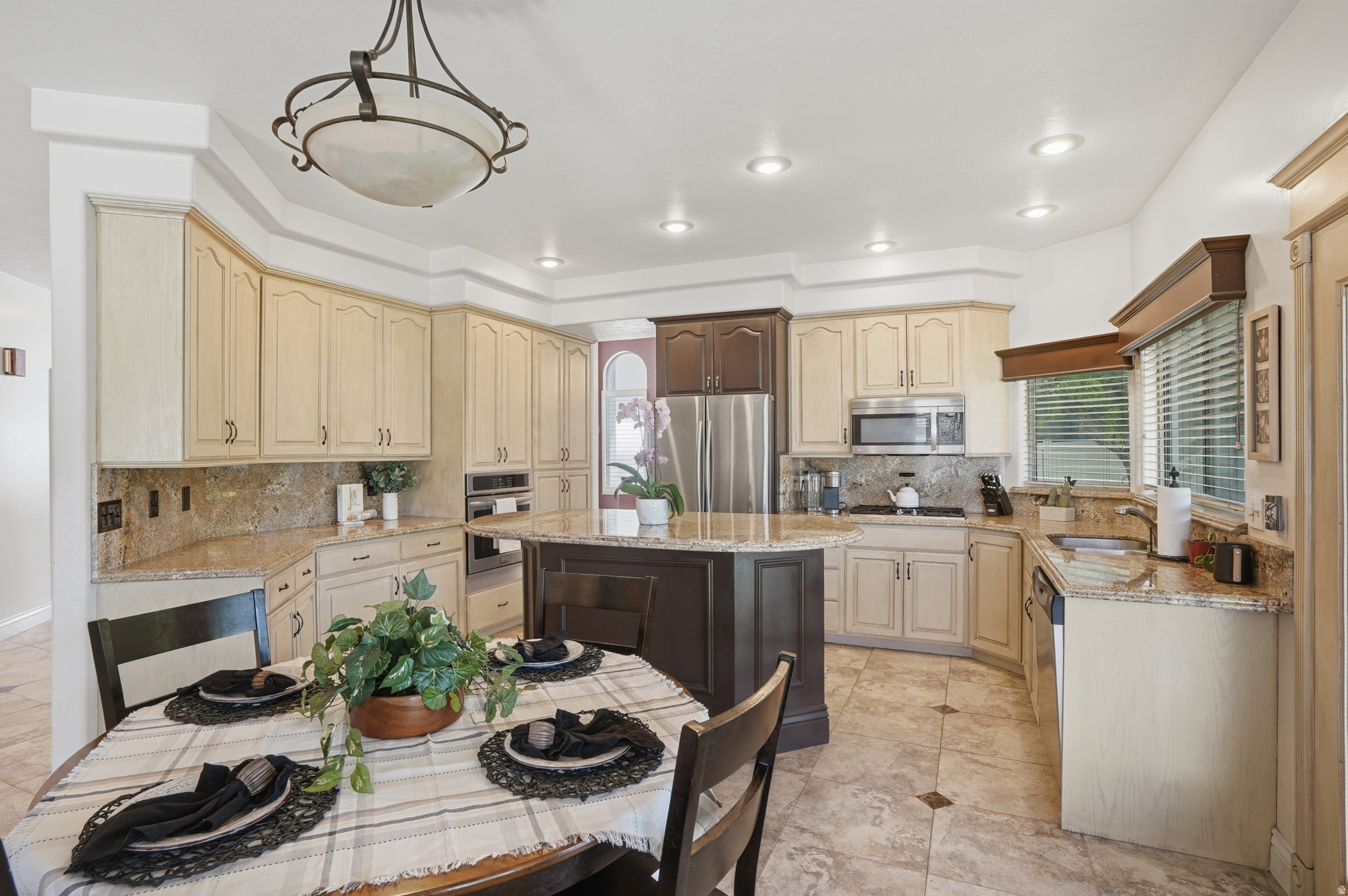 104 E CLEAR CREEK DR