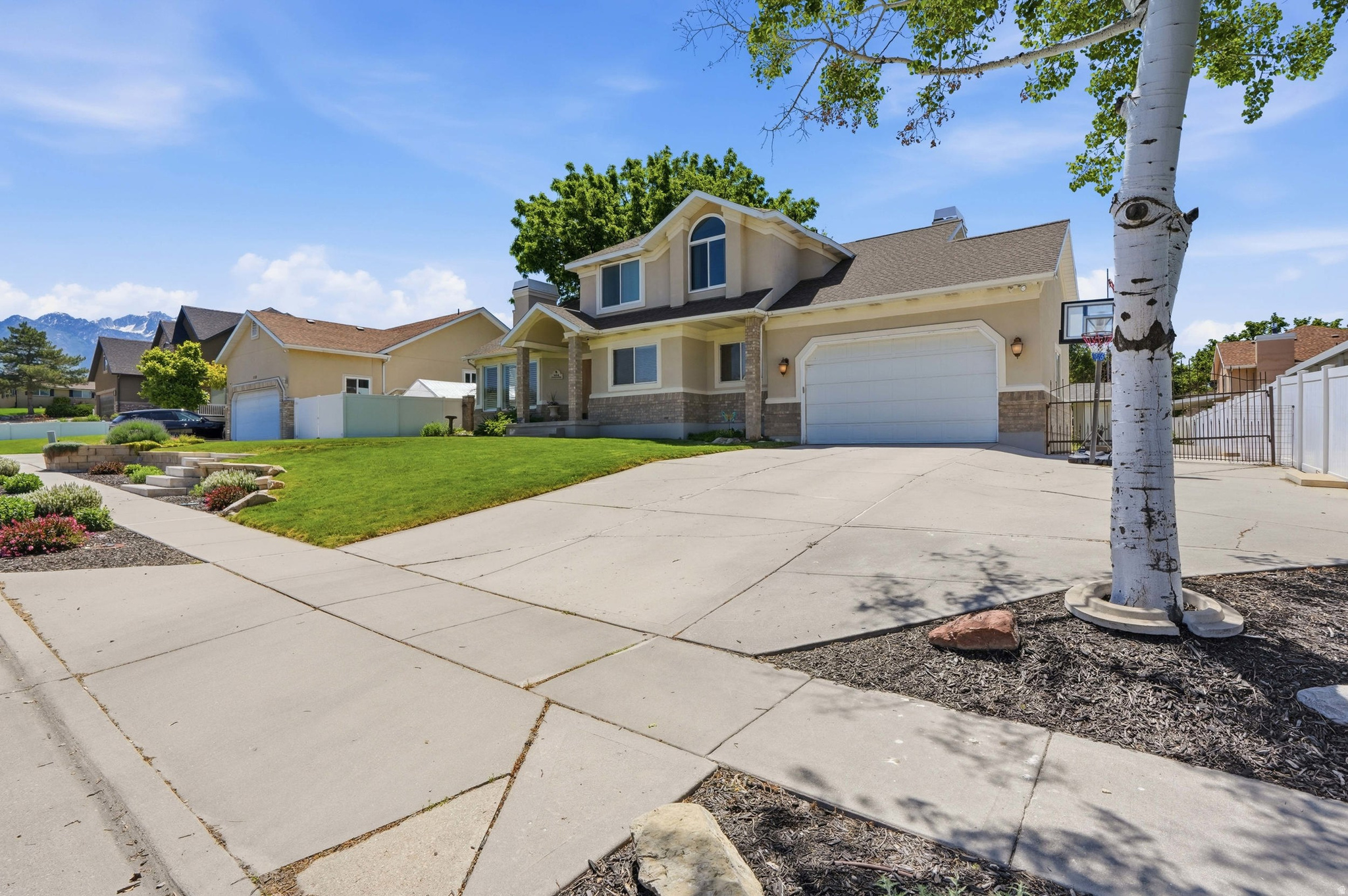 104 E CLEAR CREEK DR