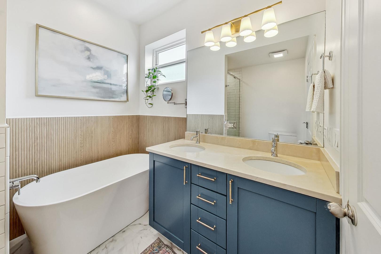 1441 W Augusta Boulevard Unit: 2E