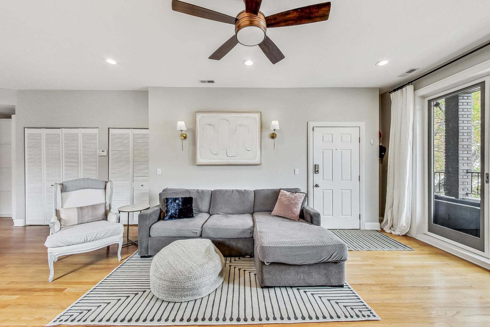 1441 W Augusta Boulevard Unit: 2E