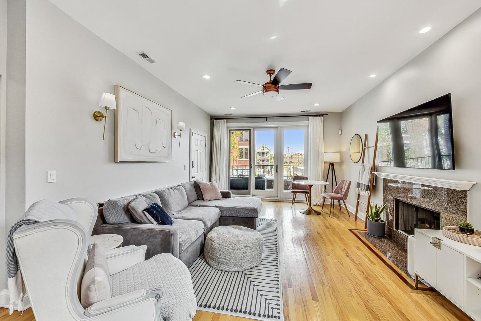 1441 W Augusta Boulevard Unit: 2E