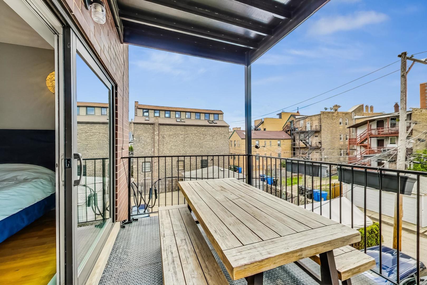 1441 W Augusta Boulevard Unit: 2E