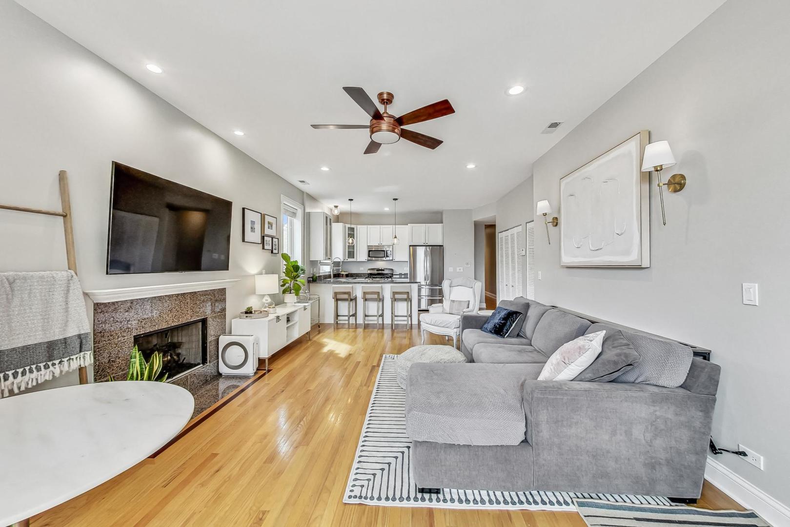 1441 W Augusta Boulevard Unit: 2E