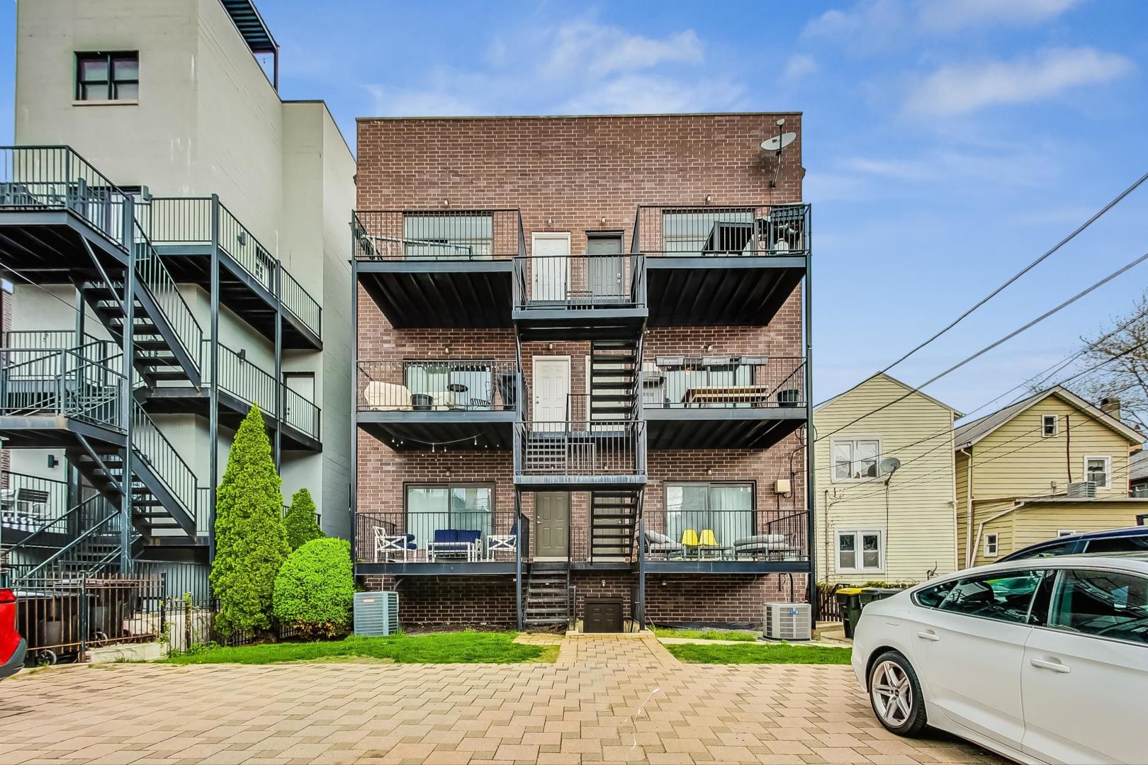 1441 W Augusta Boulevard Unit: 2E