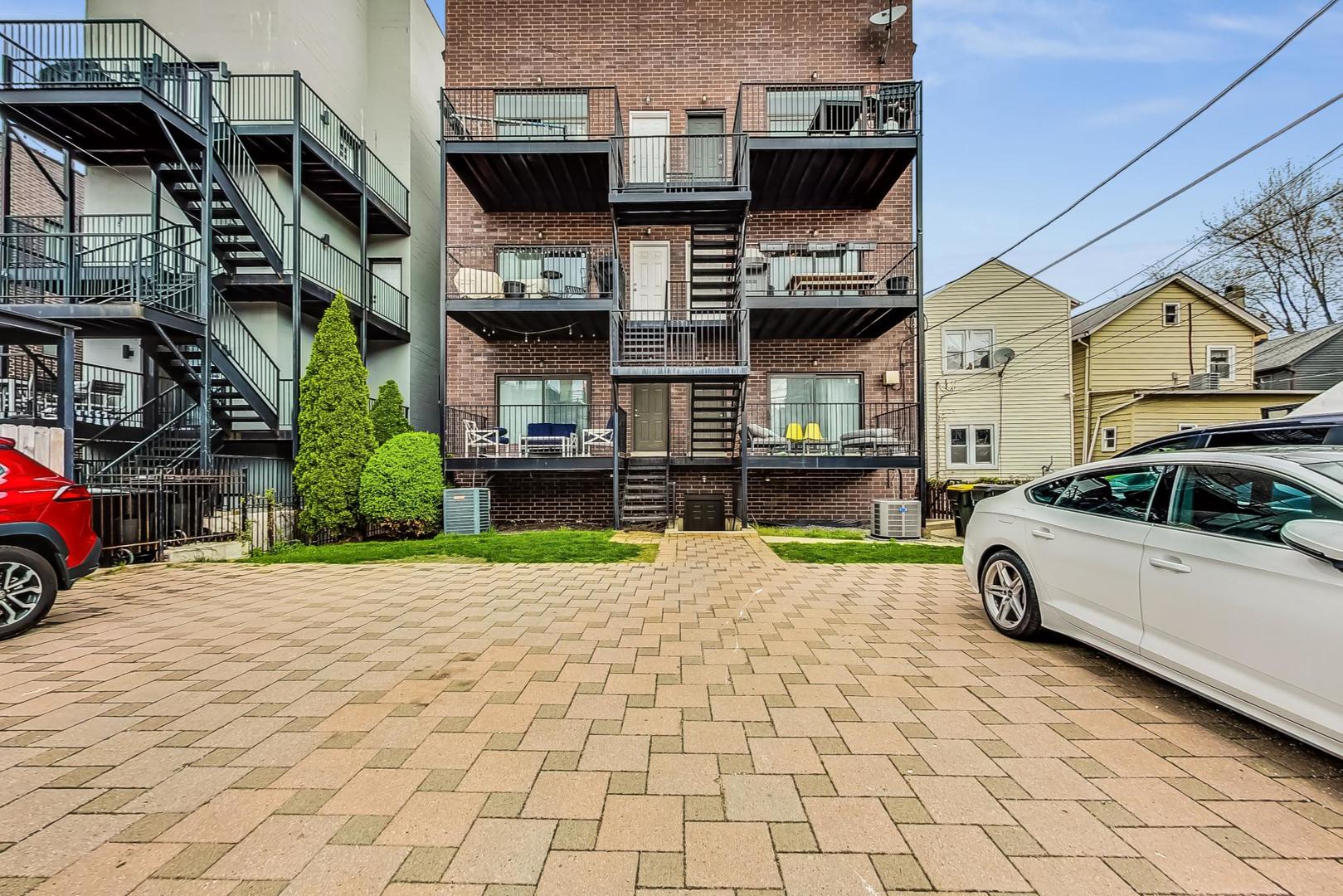 1441 W Augusta Boulevard Unit: 2E