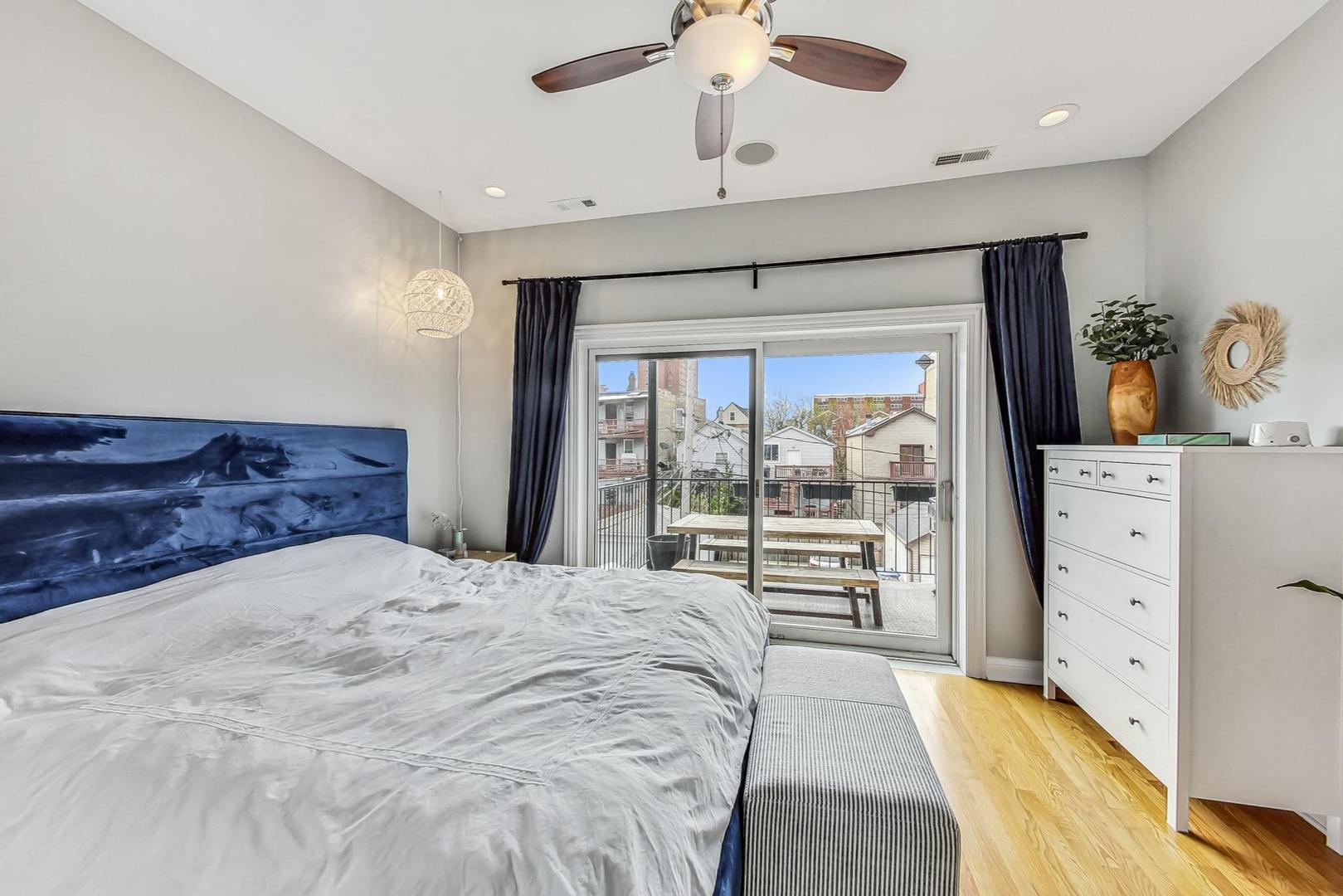 1441 W Augusta Boulevard Unit: 2E