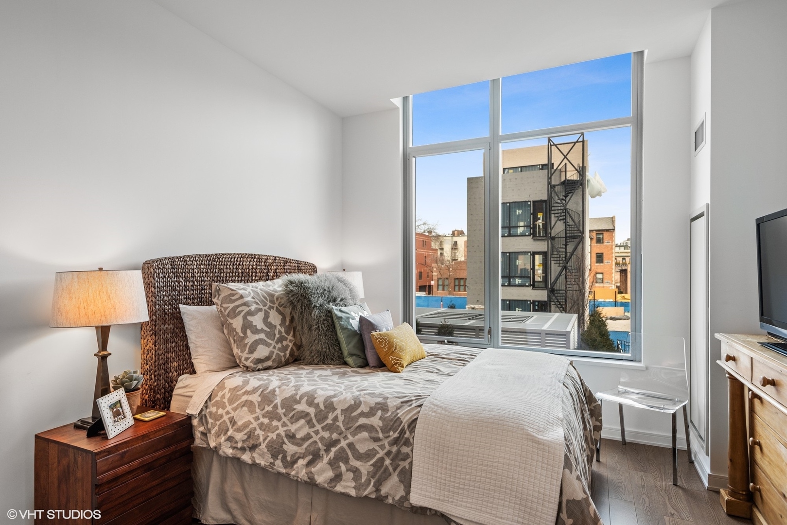 540 W Webster Avenue Unit: 201