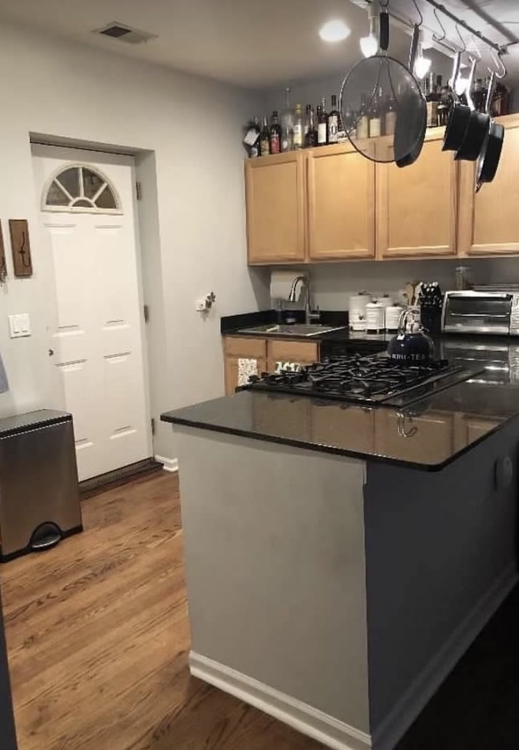 3839 N Western Avenue Unit: 201