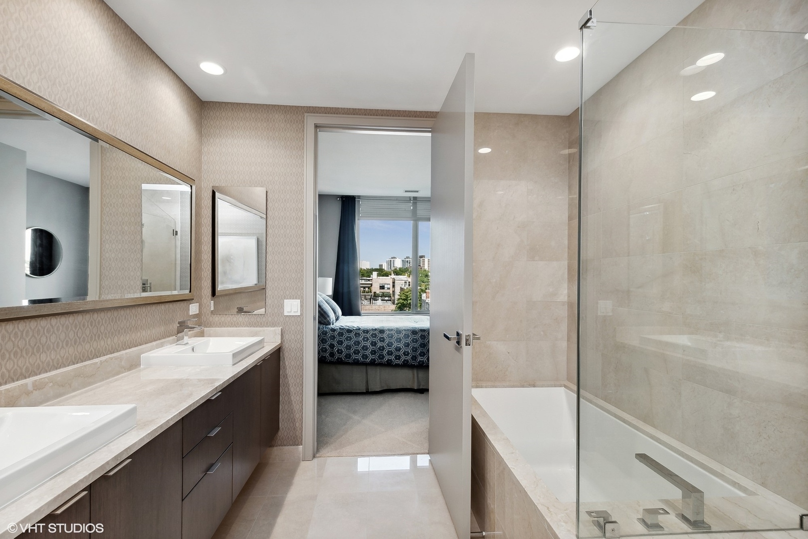 540 W Webster Avenue Unit: 402