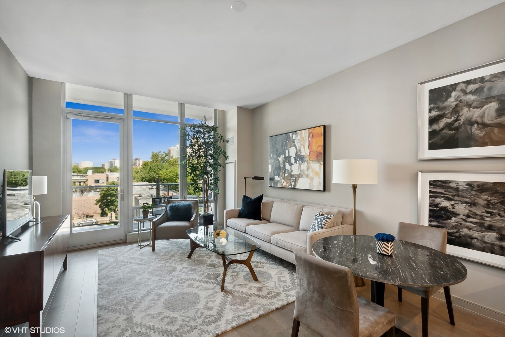 540 W Webster Avenue Unit: 402