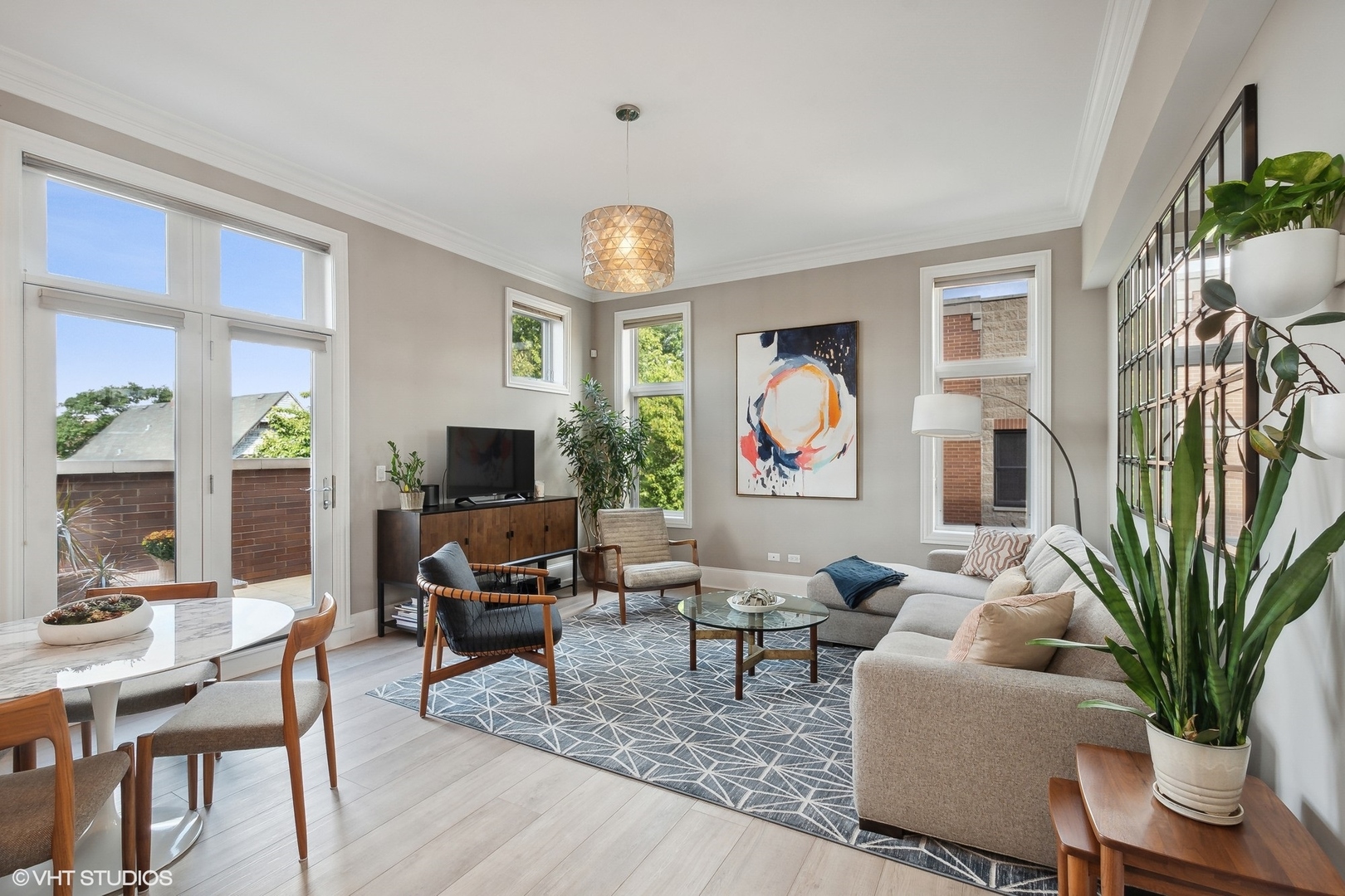 3207 N Clifton Avenue Unit: 303