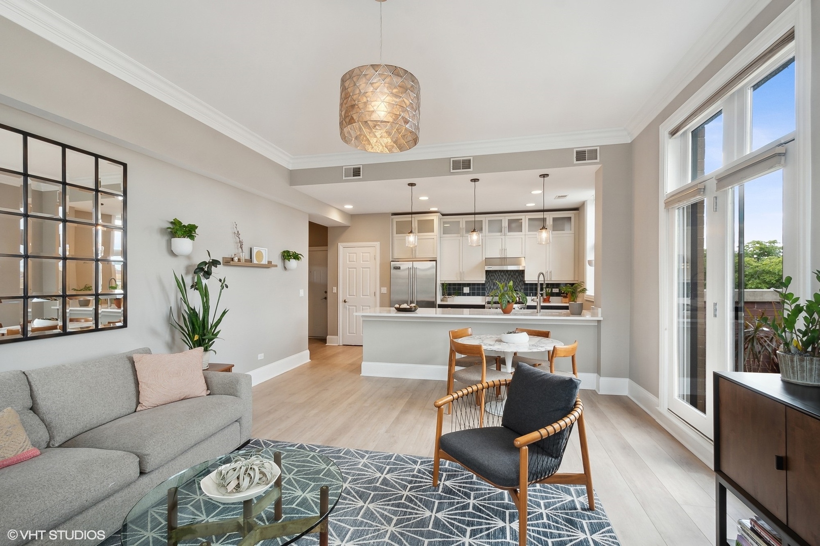 3207 N Clifton Avenue Unit: 303