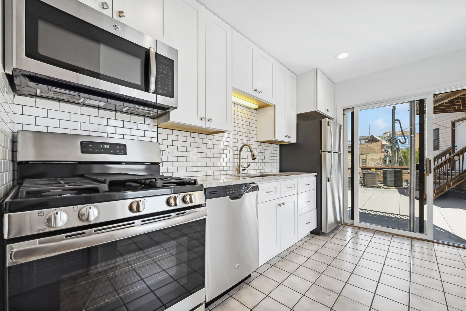 1948 W Byron Street Unit: 2B