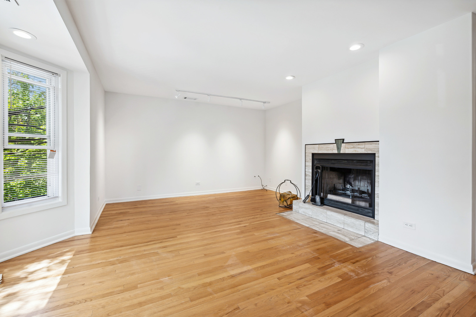 1948 W Byron Street Unit: 2B