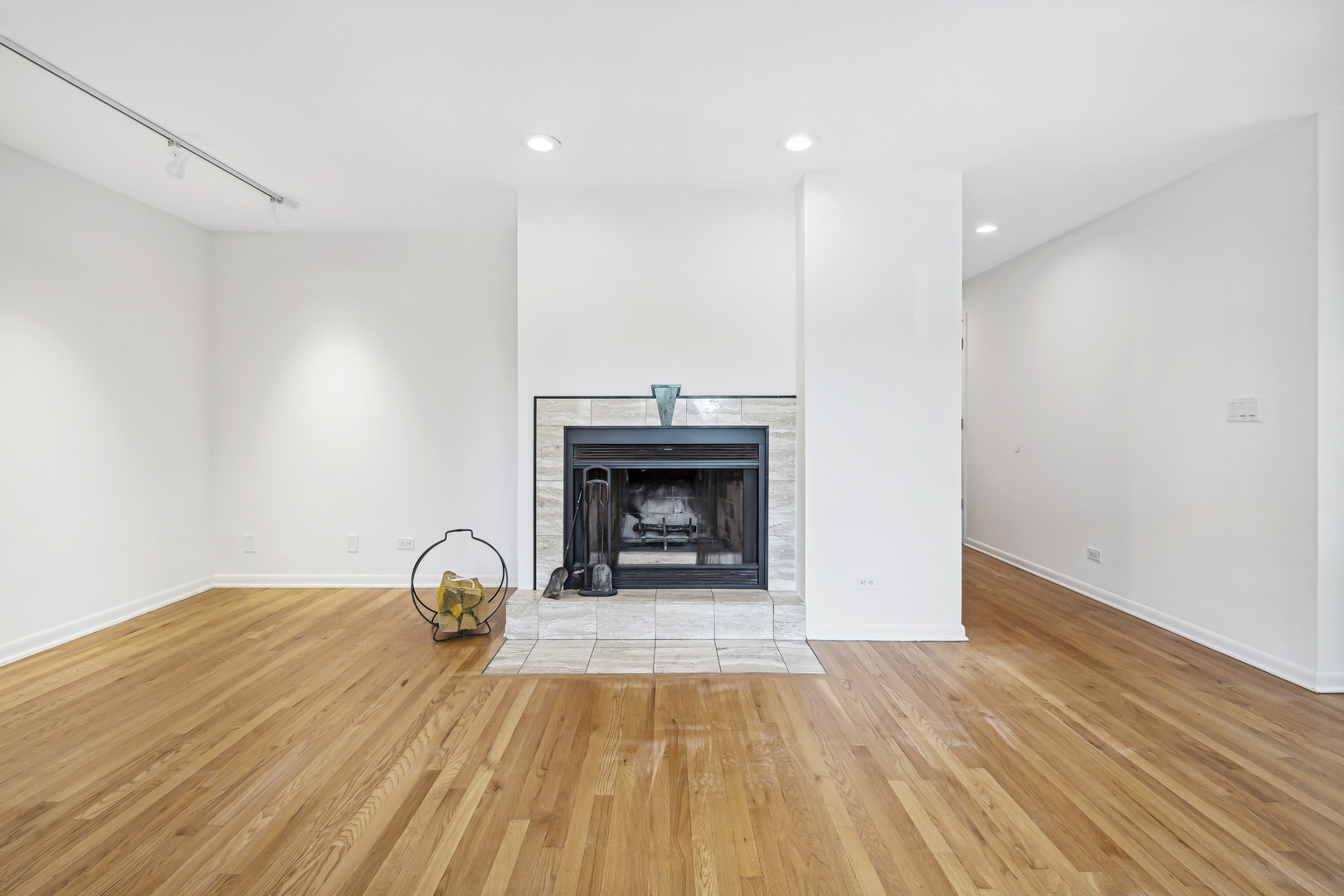 1948 W Byron Street Unit: 2B