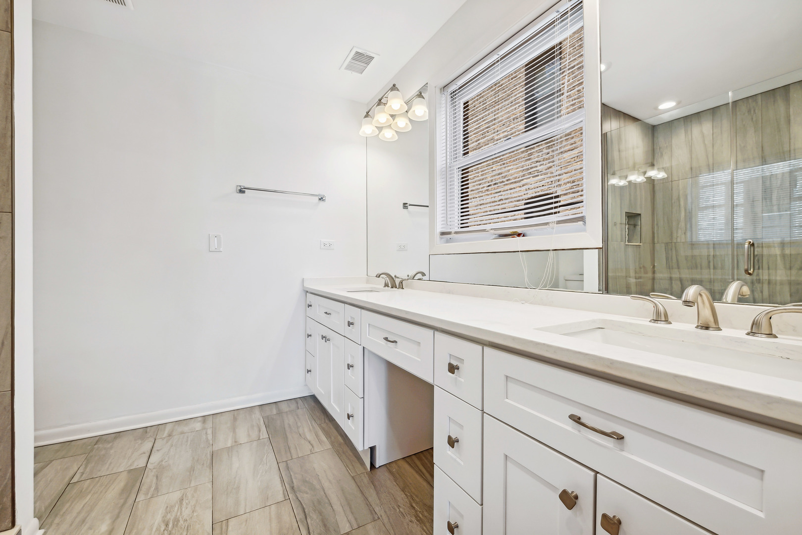 1948 W Byron Street Unit: 2B