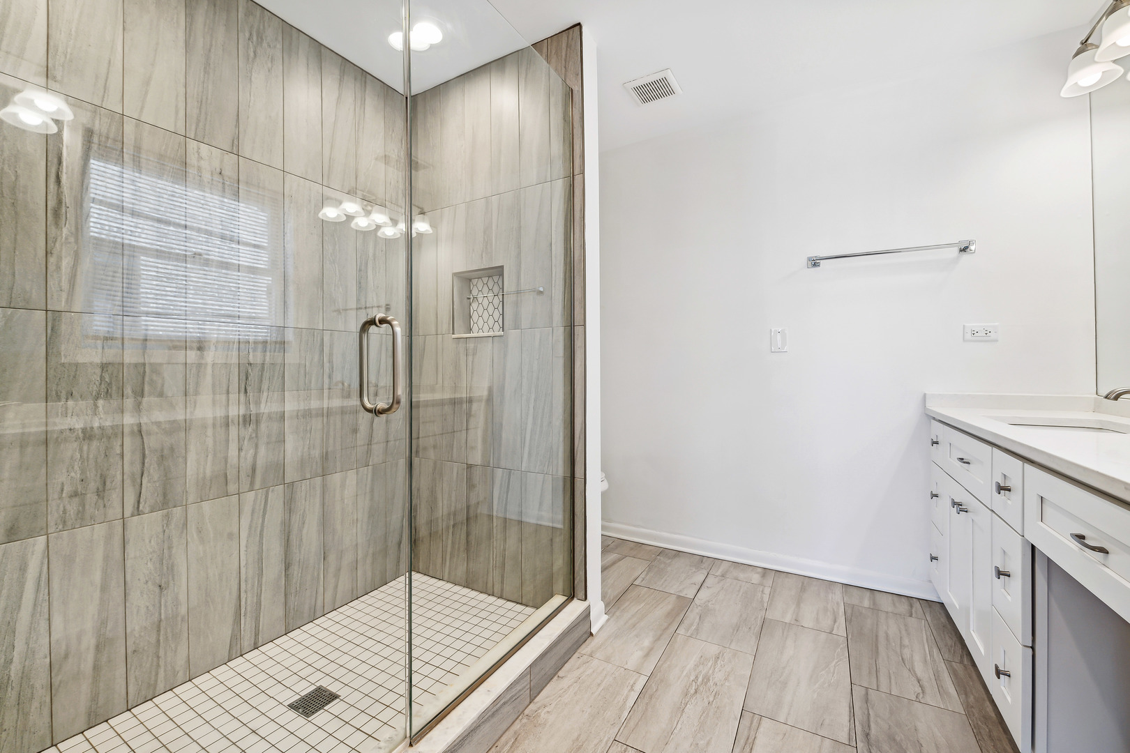 1948 W Byron Street Unit: 2B