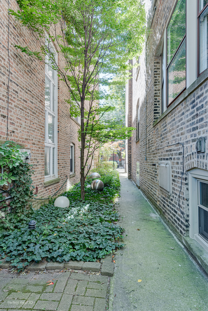 1218 W Elmdale Avenue Unit: 1