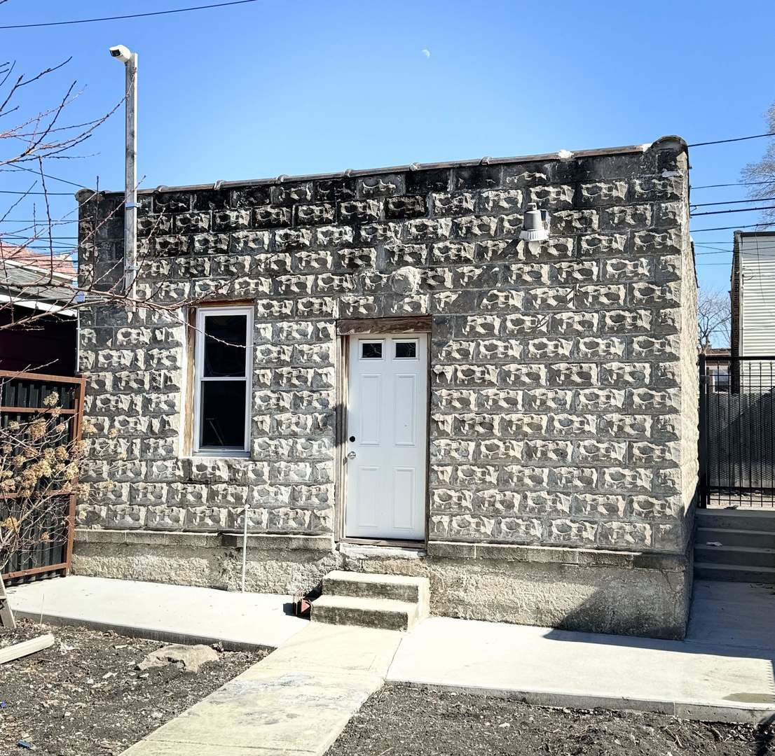 617 N TRUMBULL Avenue