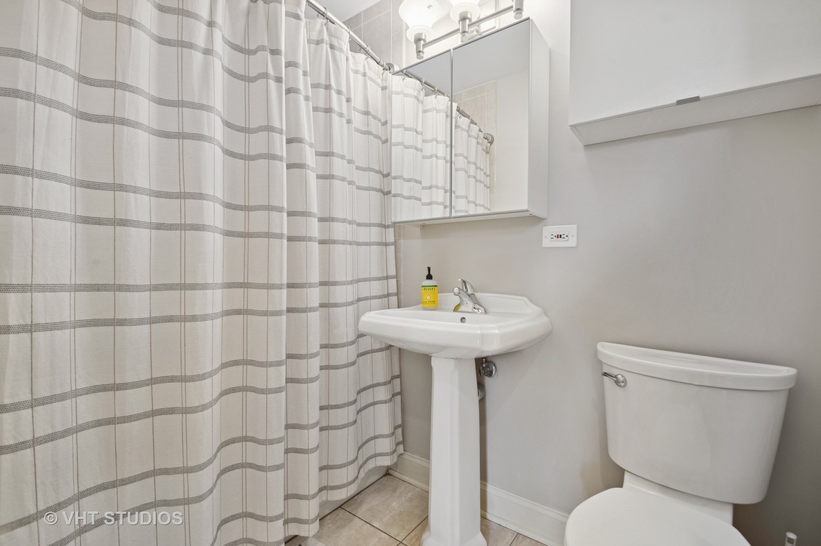 2711 W ARGYLE Street Unit: 1