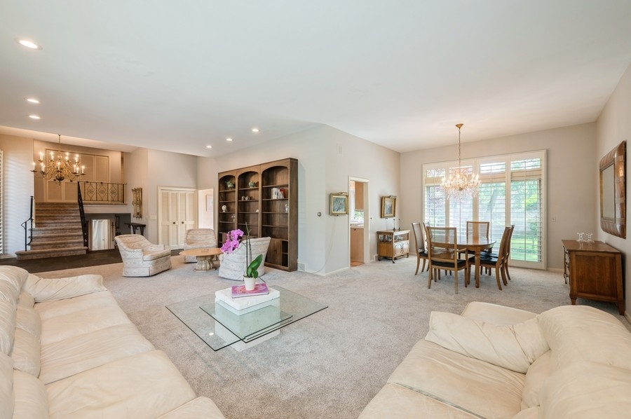 73 W Canterbury Lane