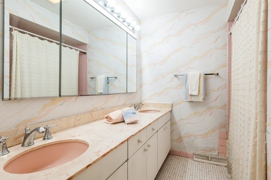 73 W Canterbury Lane