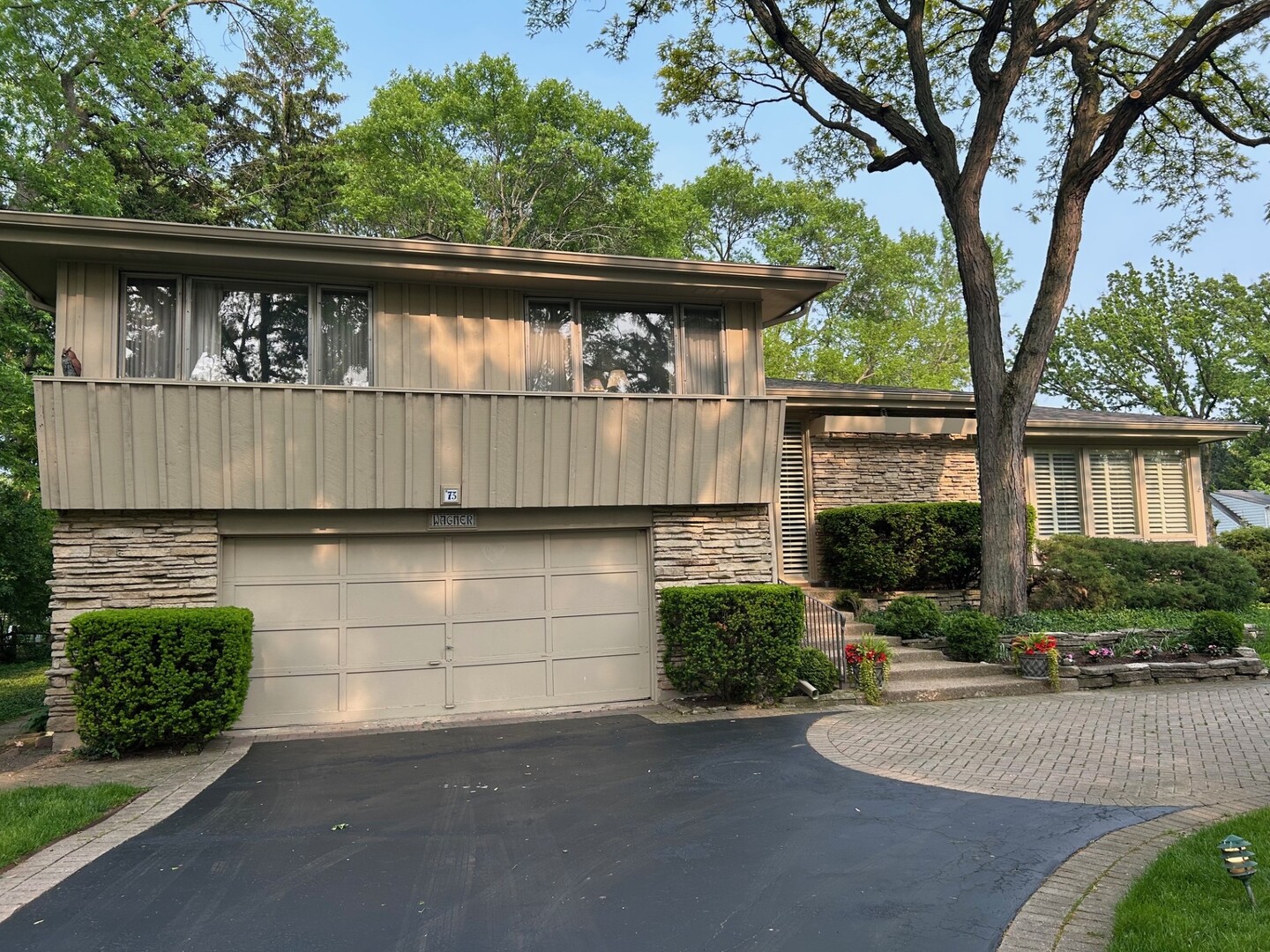 73 W Canterbury Lane