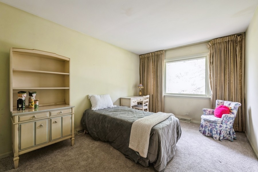 73 W Canterbury Lane