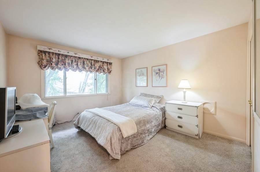 73 W Canterbury Lane