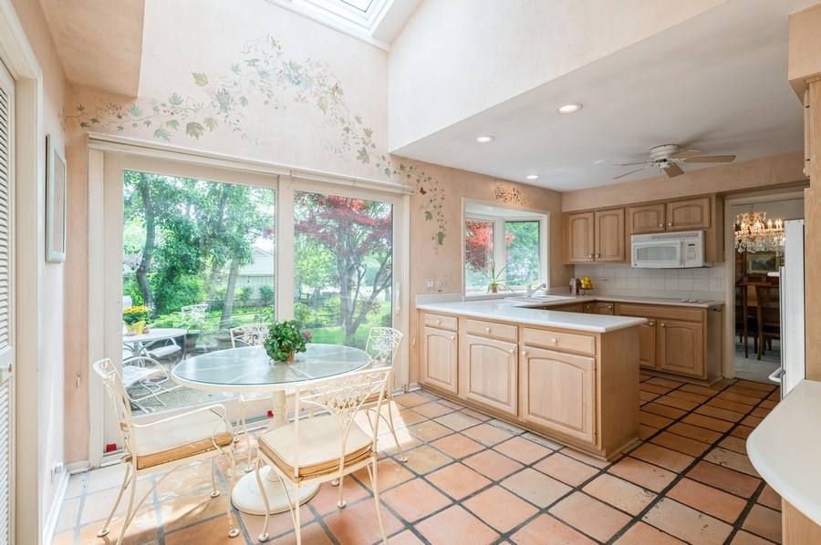 73 W Canterbury Lane