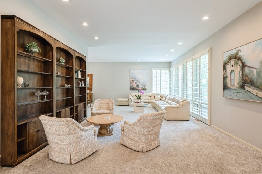 73 W Canterbury Lane