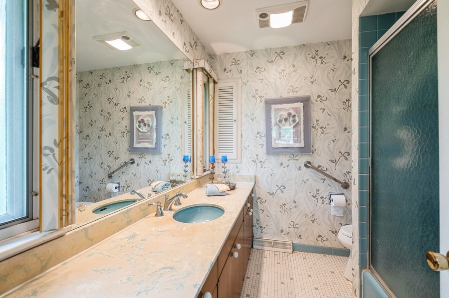 73 W Canterbury Lane