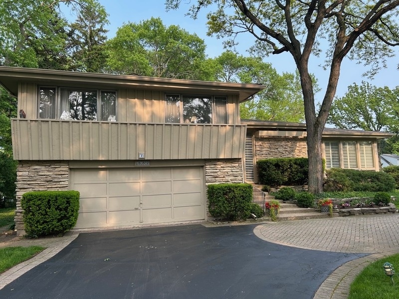 73 W Canterbury Lane