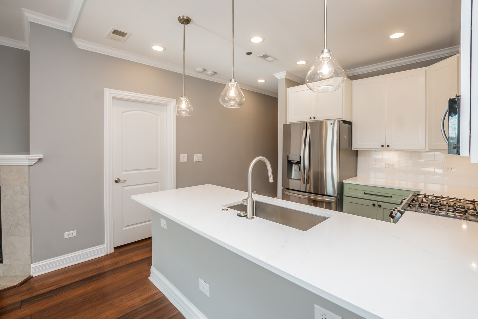 4950 N Western Avenue Unit: 2L