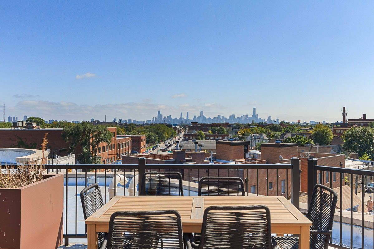 3028 W Roscoe Street Unit: 306