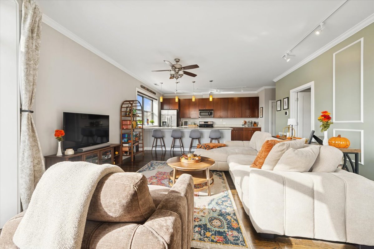 3028 W Roscoe Street Unit: 306