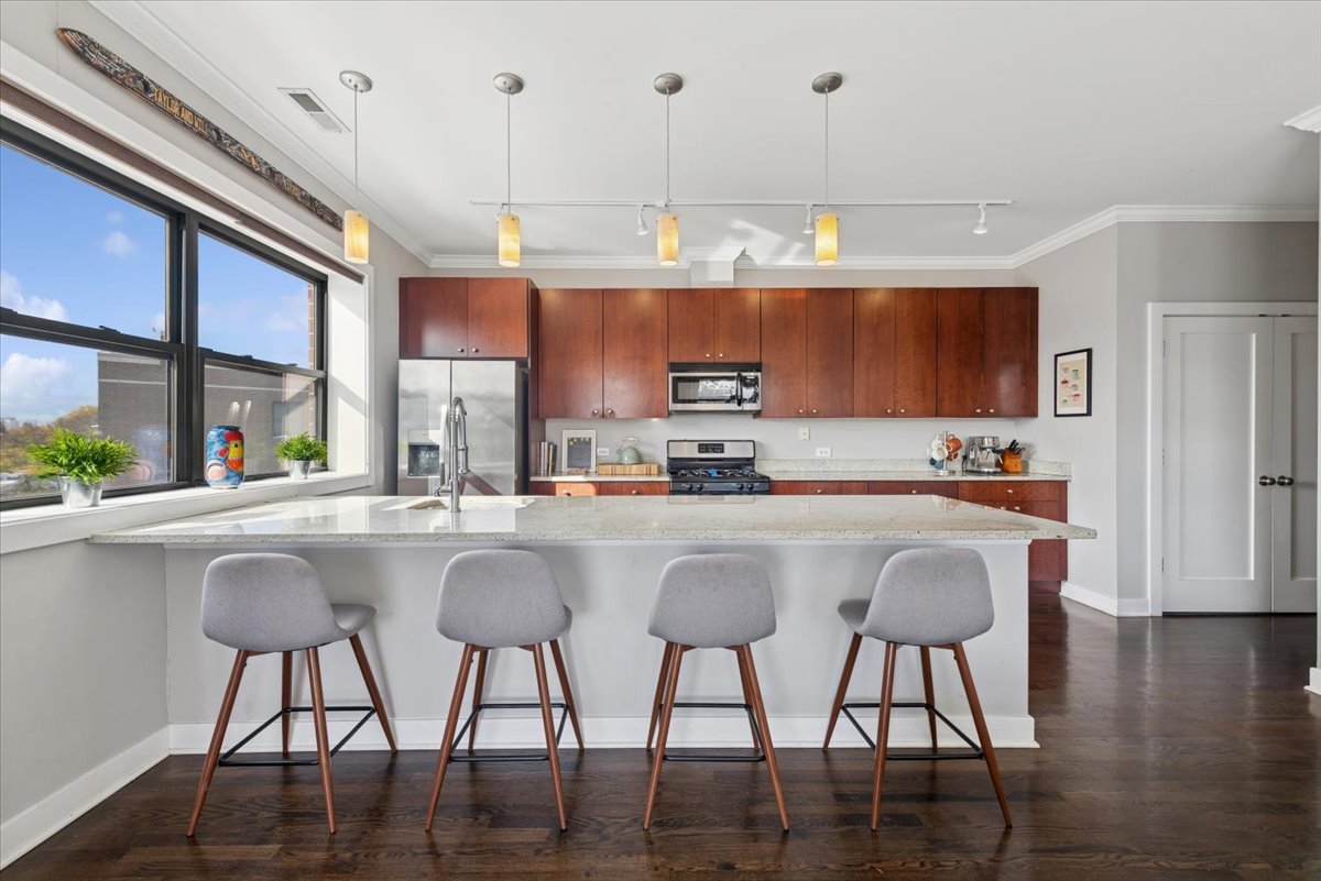 3028 W Roscoe Street Unit: 306