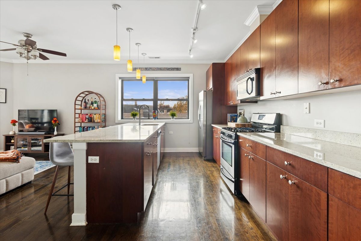 3028 W Roscoe Street Unit: 306