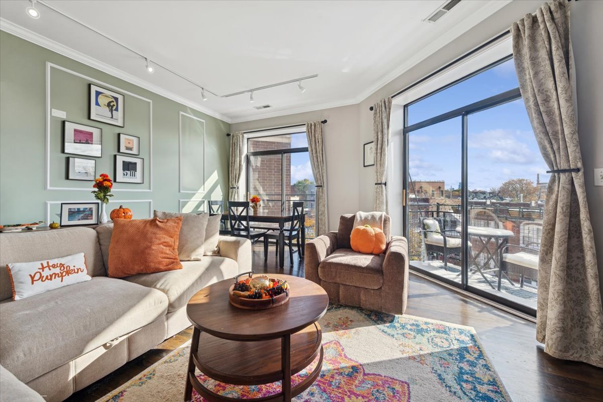 3028 W Roscoe Street Unit: 306